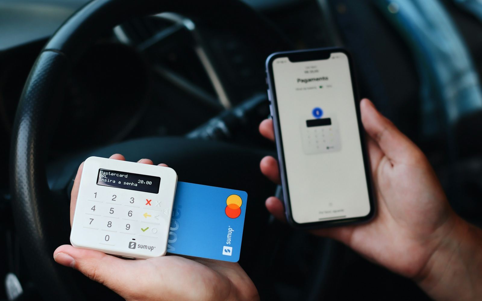 Bàn tay cầm điện thoại và thẻ để thực hiện thanh toán số